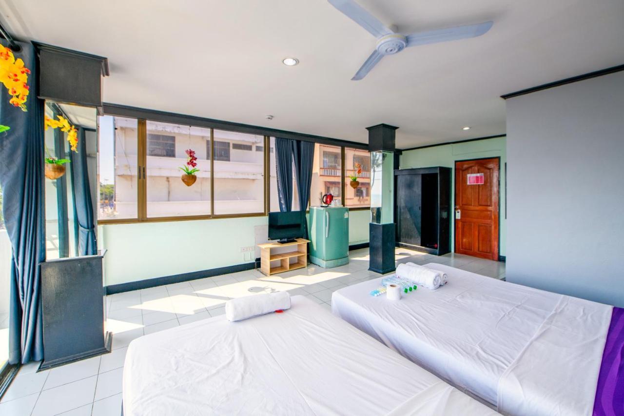 Happy Jomtien - Beachfront Exterior photo