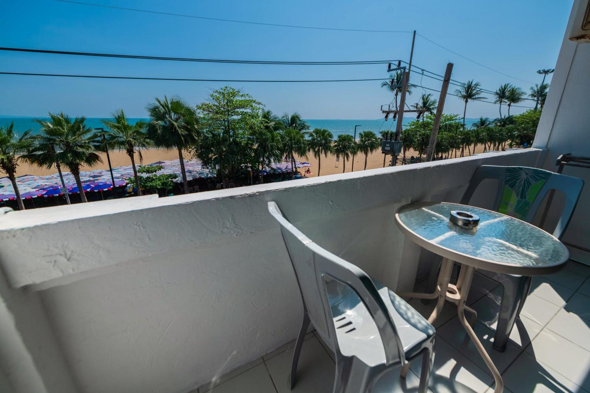 Happy Jomtien - Beachfront Room photo