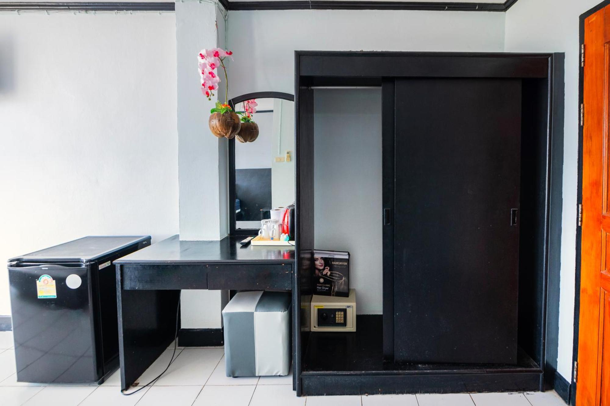 Happy Jomtien - Beachfront Room photo
