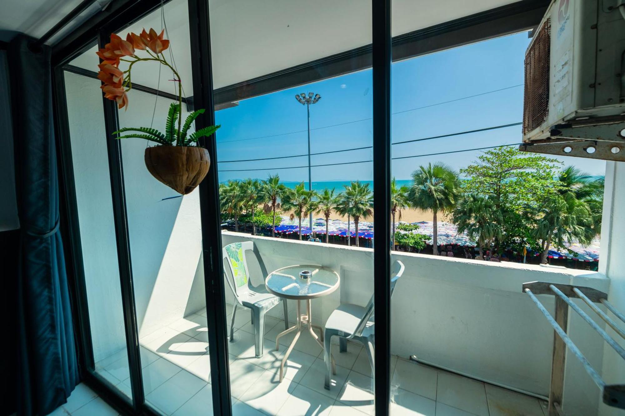 Happy Jomtien - Beachfront Room photo